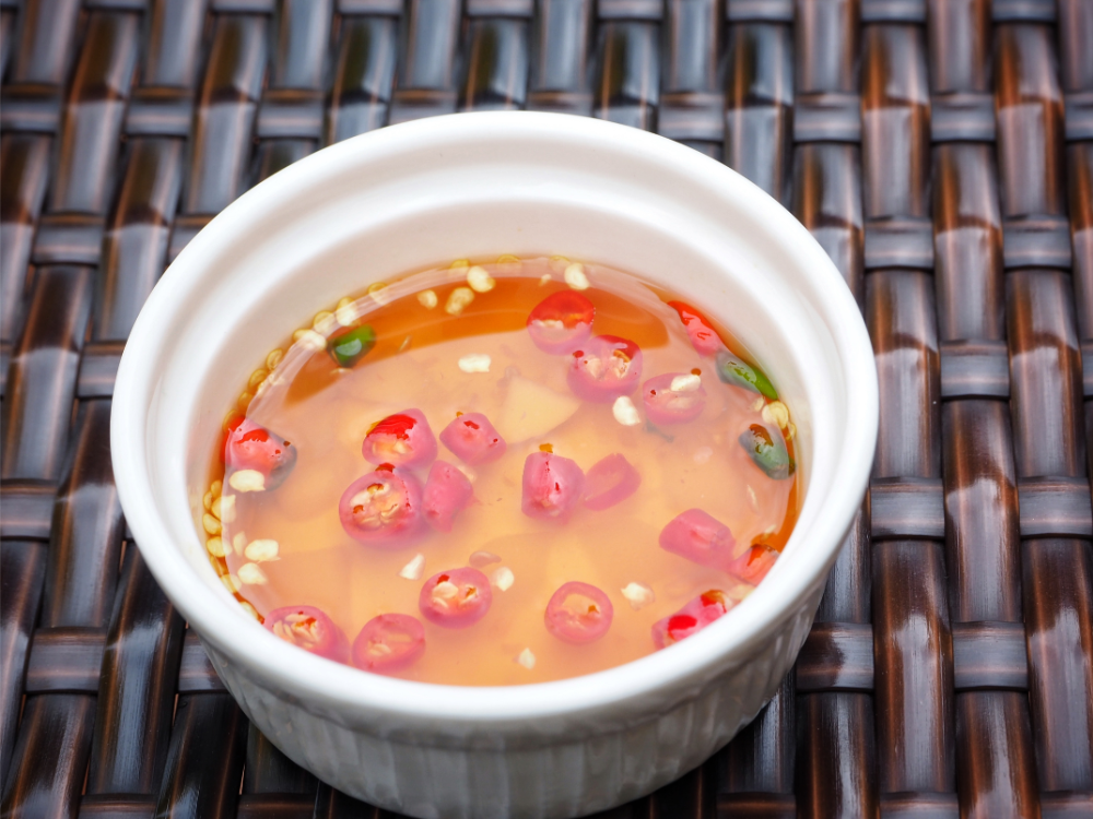Vì sao nên chọn nước mắm truyền thống cho bữa ăn gia đình?