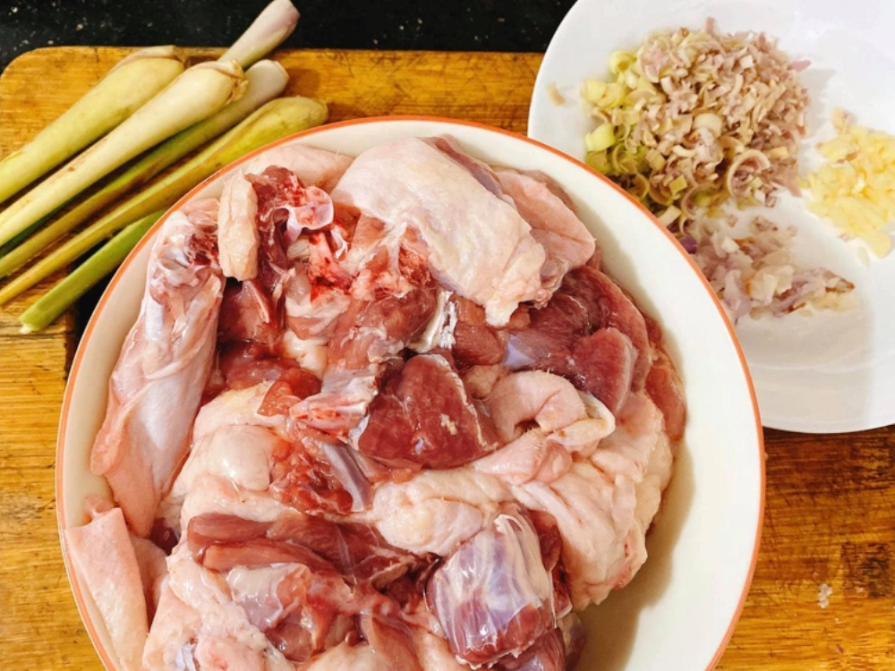 Sơ chế nguyên liệu thị kho thịt vịt